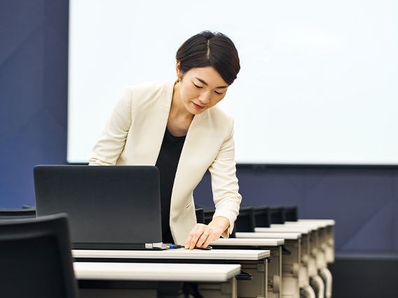 会場の音声・映像はラウンジと控室でモニタリング可能のイメージ