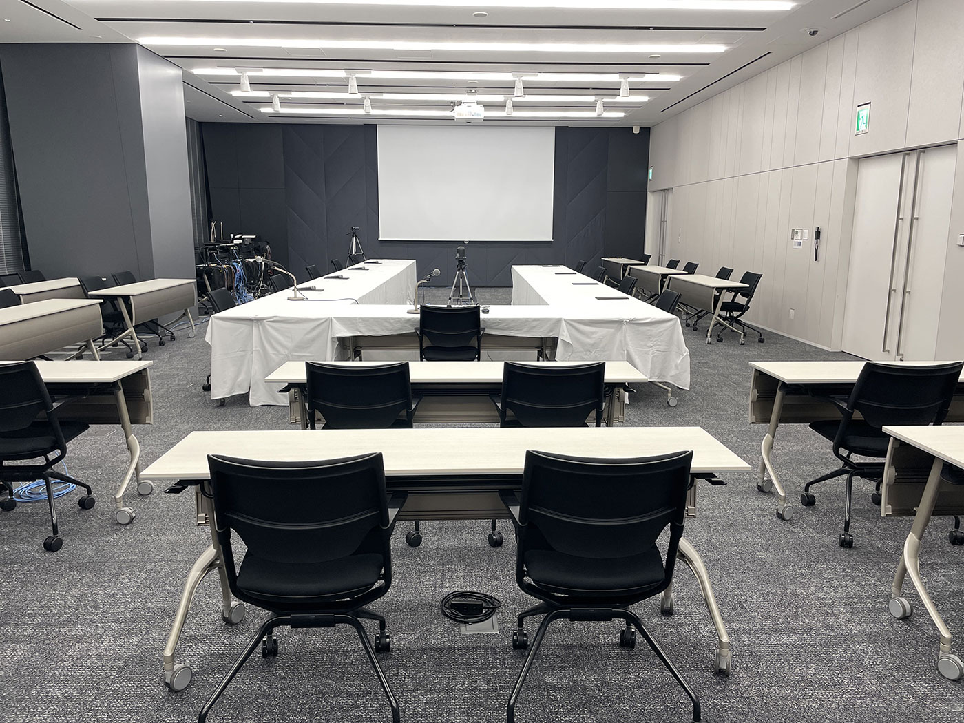 官公庁主催 ハイブリッド会議のイメージ